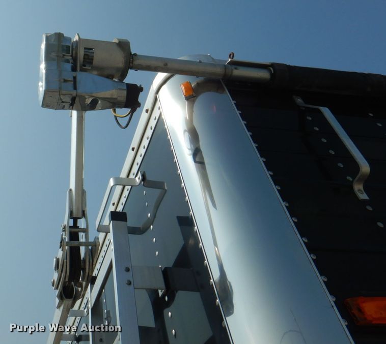 image for item KW9883 2002 Wilson DWH-400B Pace Setter  grain trailer