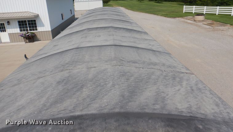 image for item KW9883 2002 Wilson DWH-400B Pace Setter  grain trailer