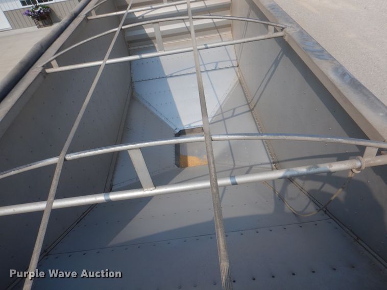 image for item KW9883 2002 Wilson DWH-400B Pace Setter  grain trailer