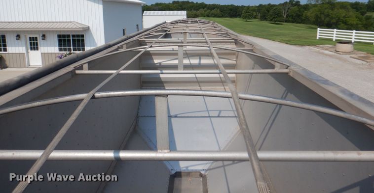 image for item KW9883 2002 Wilson DWH-400B Pace Setter  grain trailer