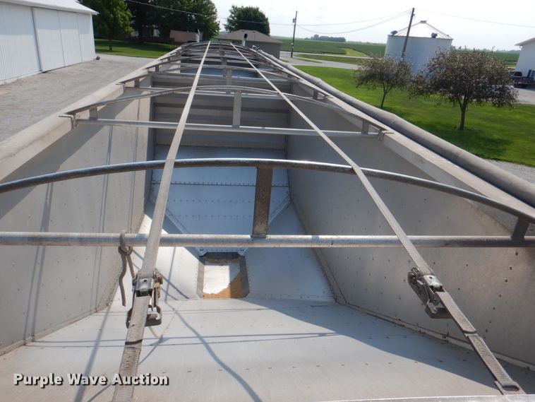 image for item KW9883 2002 Wilson DWH-400B Pace Setter  grain trailer