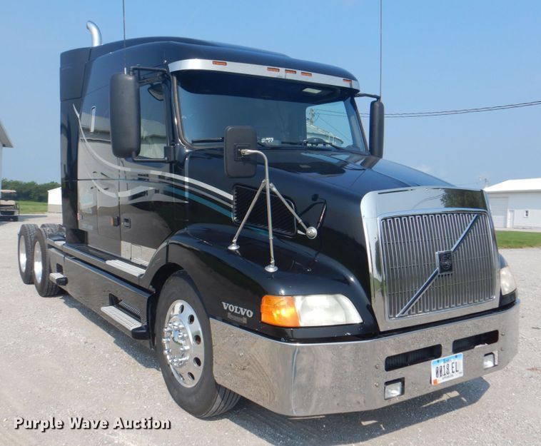 image for item KW9884 2002 Volvo VNL  semi truck
