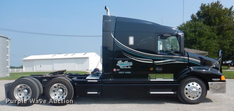 image for item KW9884 2002 Volvo VNL  semi truck