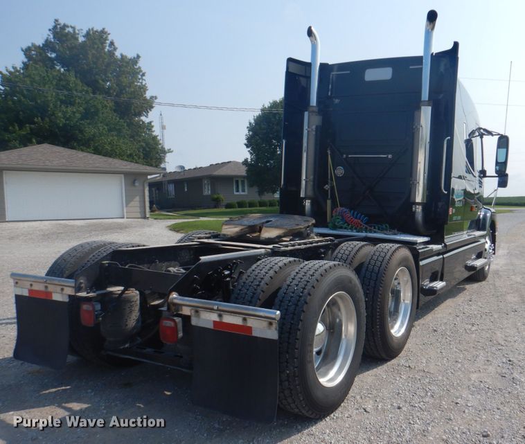 image for item KW9884 2002 Volvo VNL  semi truck