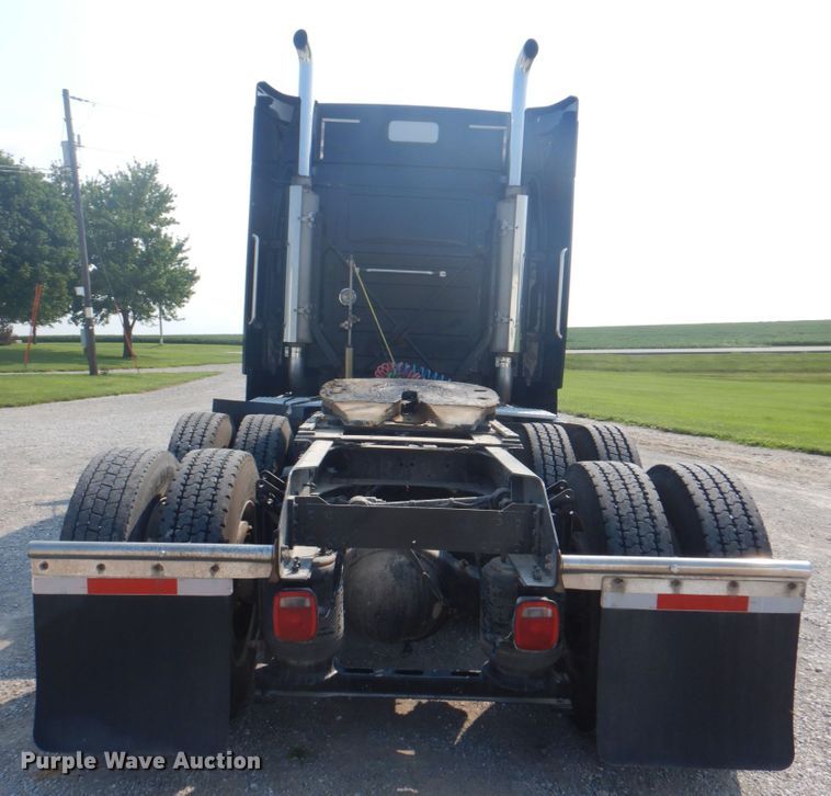 image for item KW9884 2002 Volvo VNL  semi truck