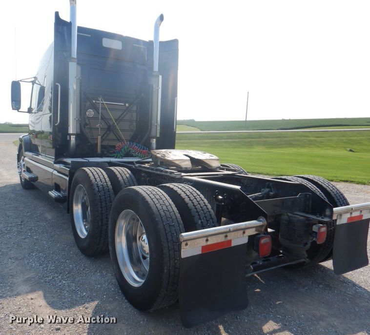 image for item KW9884 2002 Volvo VNL  semi truck