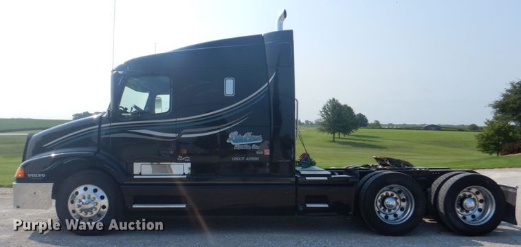 image for item KW9884 2002 Volvo VNL  semi truck