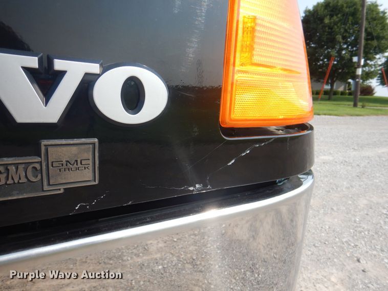 image for item KW9884 2002 Volvo VNL  semi truck