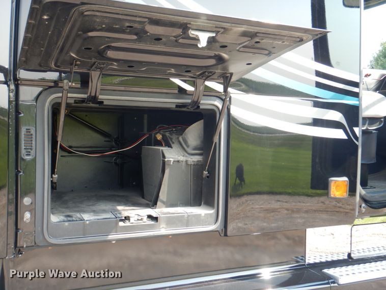 image for item KW9884 2002 Volvo VNL  semi truck