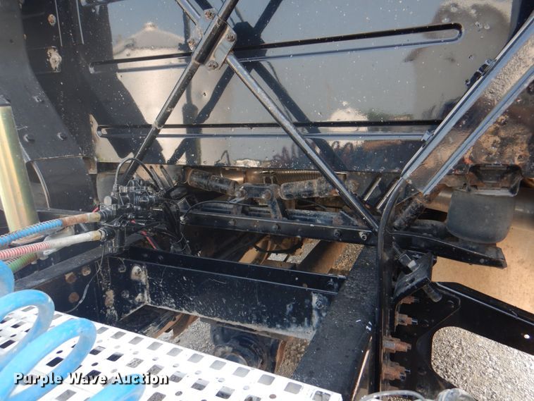 image for item KW9884 2002 Volvo VNL  semi truck