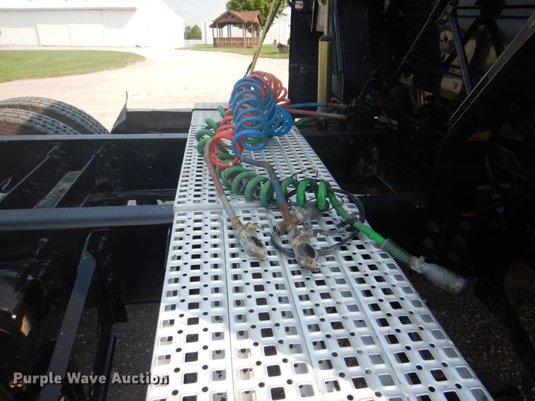 image for item KW9884 2002 Volvo VNL  semi truck