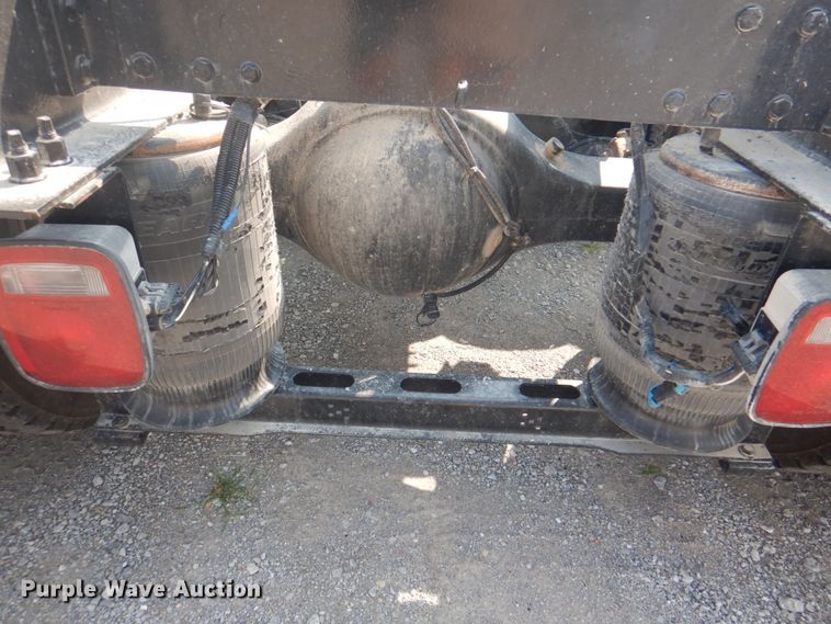 image for item KW9884 2002 Volvo VNL  semi truck