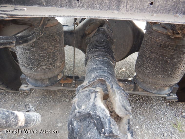 image for item KW9884 2002 Volvo VNL  semi truck