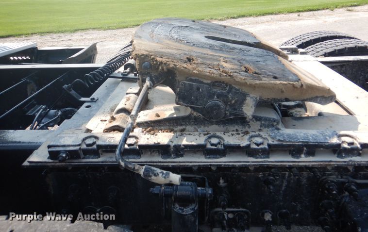 image for item KW9884 2002 Volvo VNL  semi truck