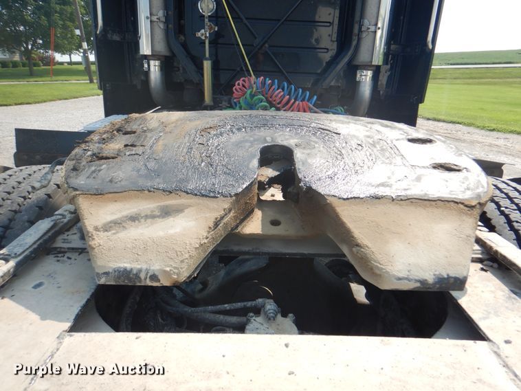 image for item KW9884 2002 Volvo VNL  semi truck