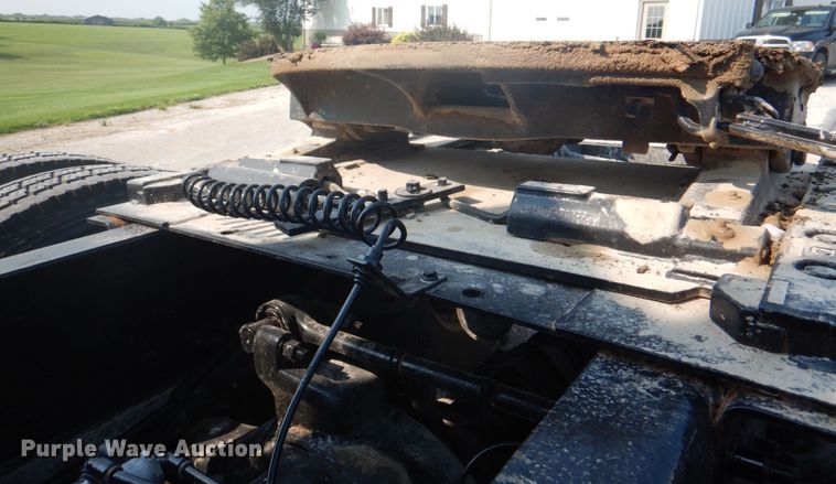 image for item KW9884 2002 Volvo VNL  semi truck