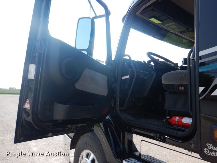 image for item KW9884 2002 Volvo VNL  semi truck