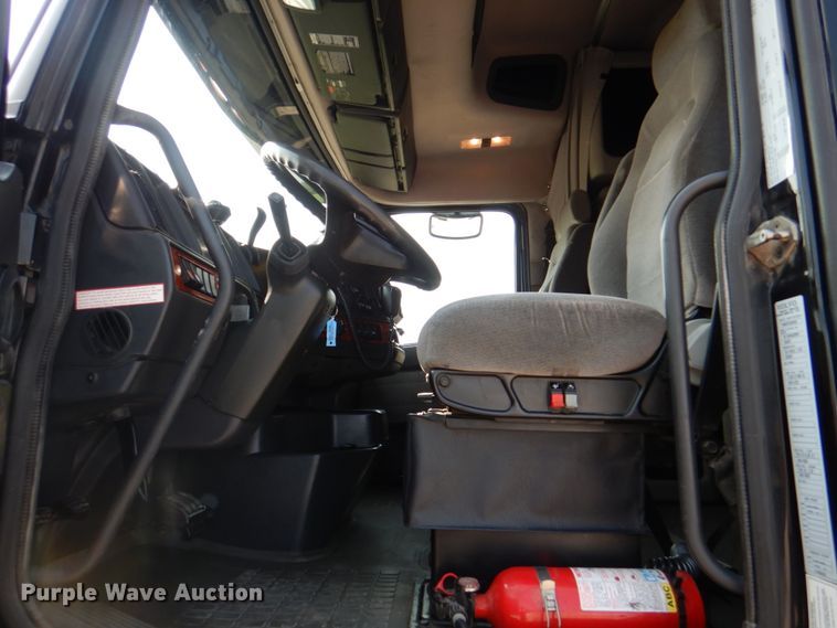 image for item KW9884 2002 Volvo VNL  semi truck