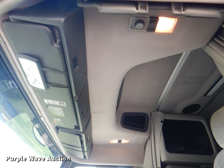 image for item KW9884 2002 Volvo VNL  semi truck