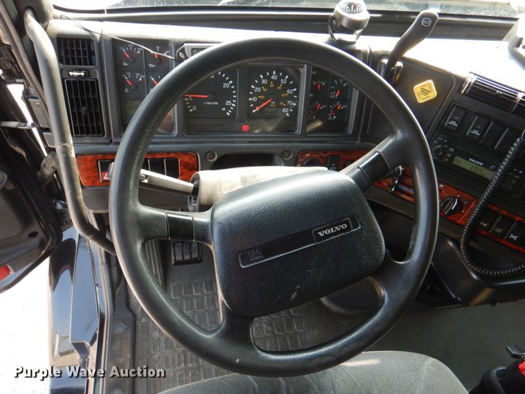 image for item KW9884 2002 Volvo VNL  semi truck