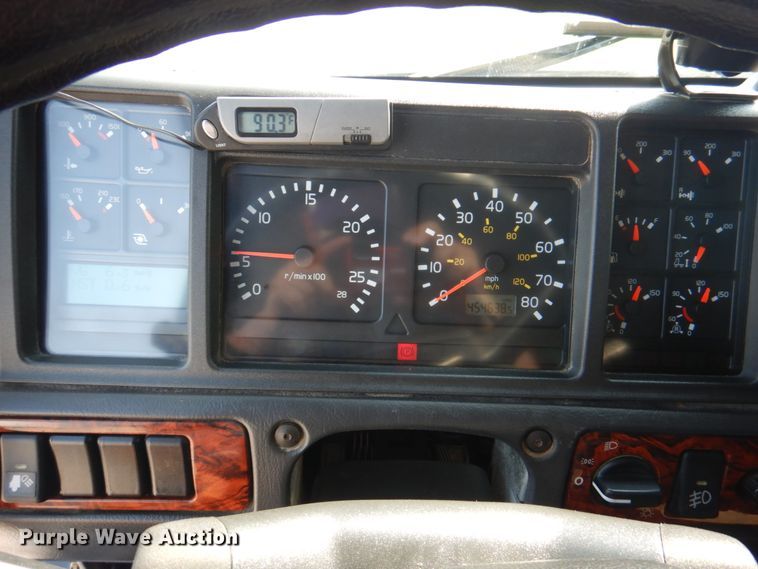 image for item KW9884 2002 Volvo VNL  semi truck