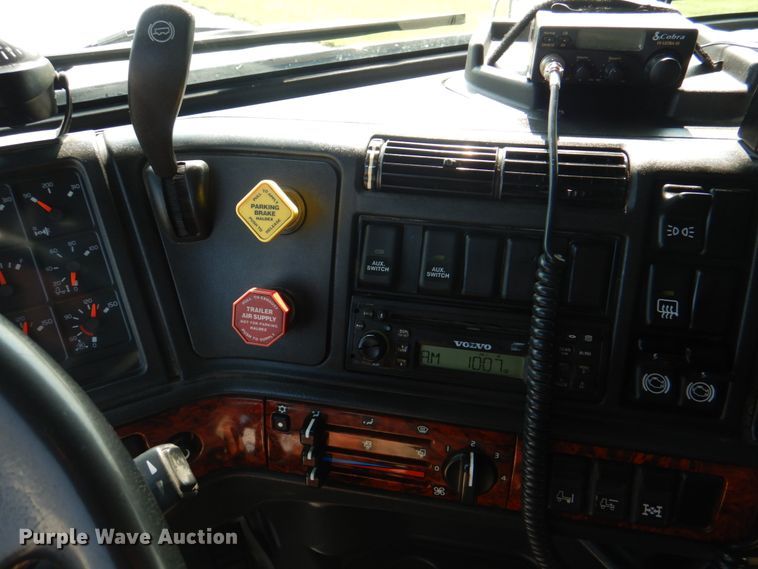 image for item KW9884 2002 Volvo VNL  semi truck