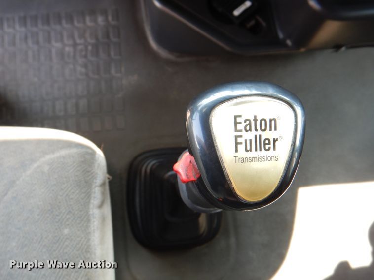 image for item KW9884 2002 Volvo VNL  semi truck