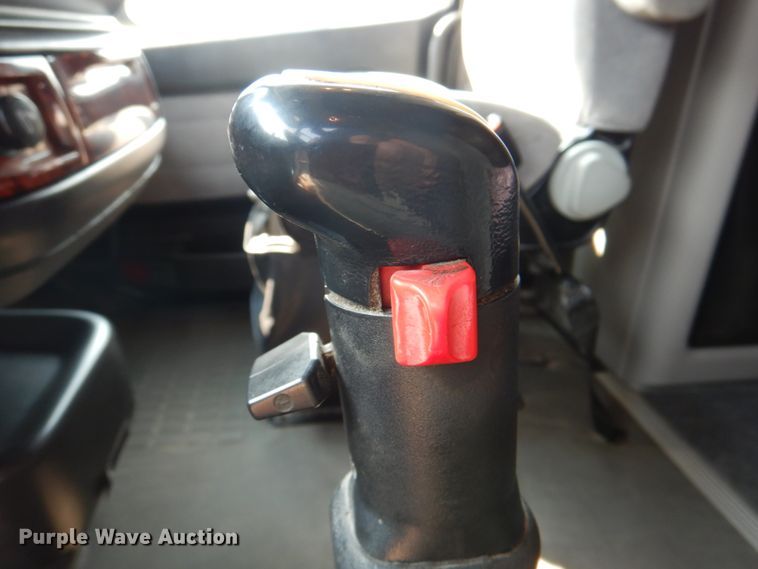 image for item KW9884 2002 Volvo VNL  semi truck