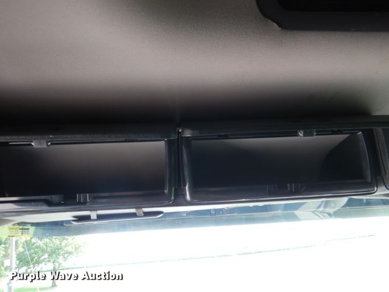 image for item KW9884 2002 Volvo VNL  semi truck