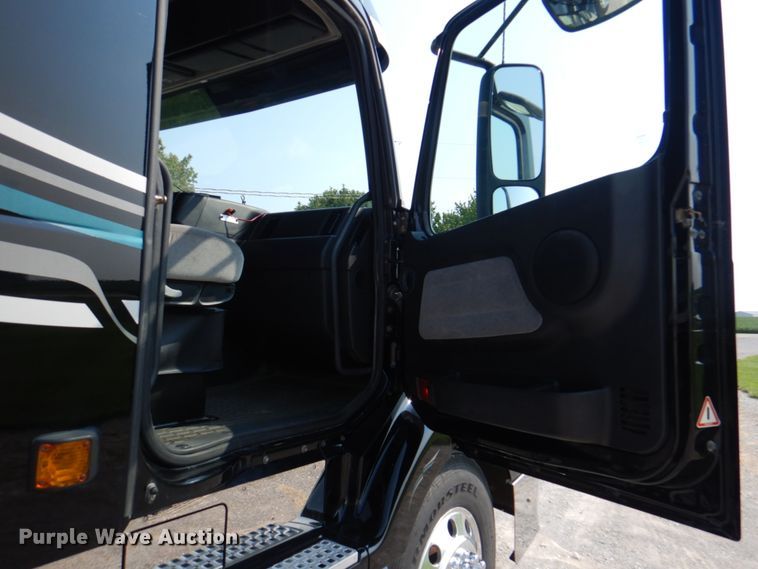 image for item KW9884 2002 Volvo VNL  semi truck