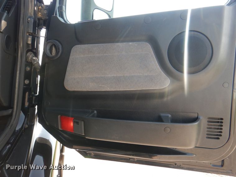 image for item KW9884 2002 Volvo VNL  semi truck