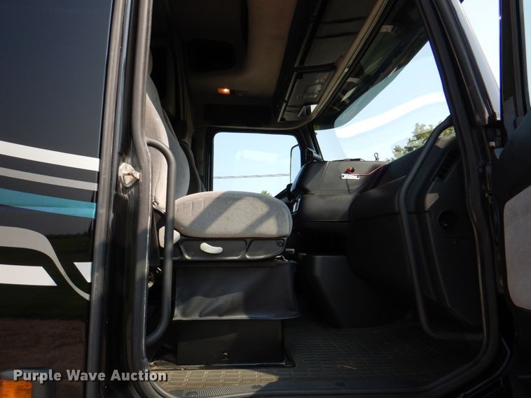 image for item KW9884 2002 Volvo VNL  semi truck