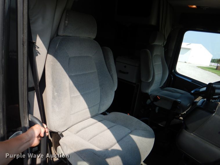 image for item KW9884 2002 Volvo VNL  semi truck