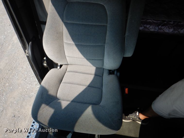 image for item KW9884 2002 Volvo VNL  semi truck