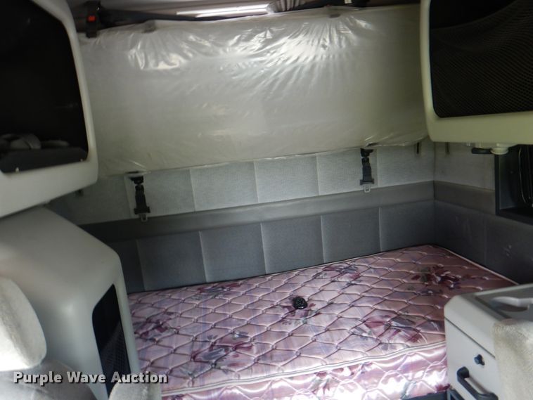 image for item KW9884 2002 Volvo VNL  semi truck