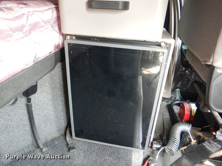 image for item KW9884 2002 Volvo VNL  semi truck