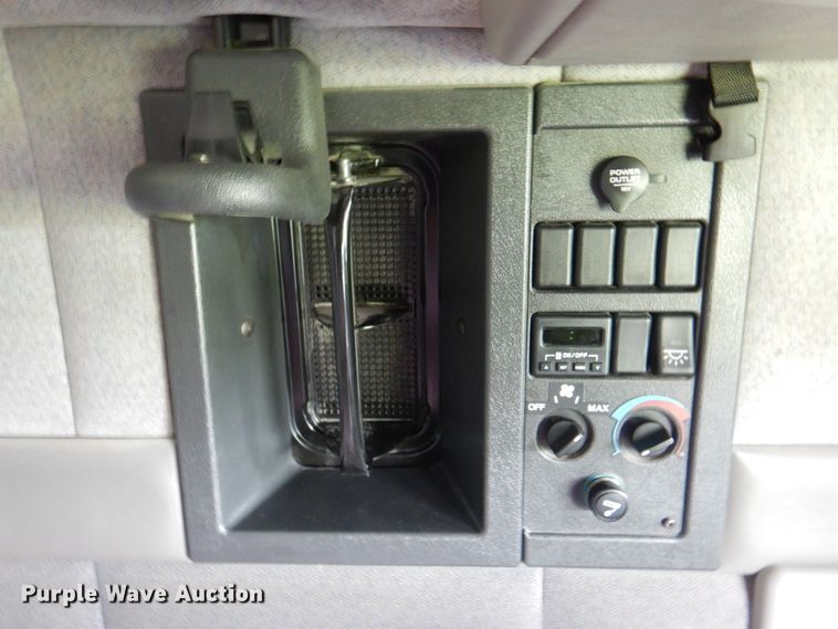 image for item KW9884 2002 Volvo VNL  semi truck