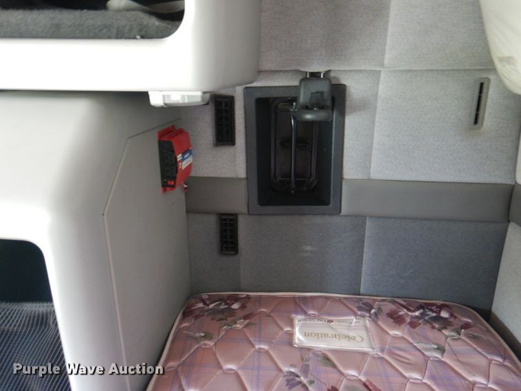 image for item KW9884 2002 Volvo VNL  semi truck