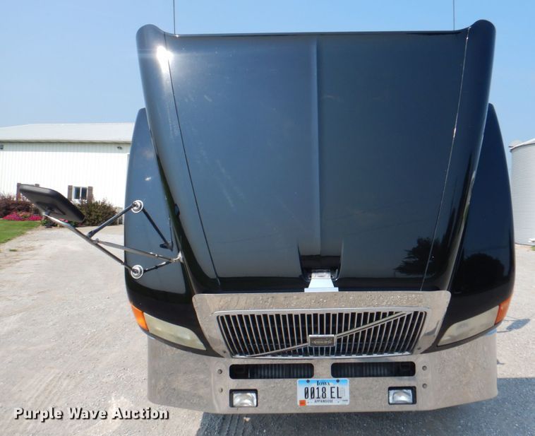 image for item KW9884 2002 Volvo VNL  semi truck