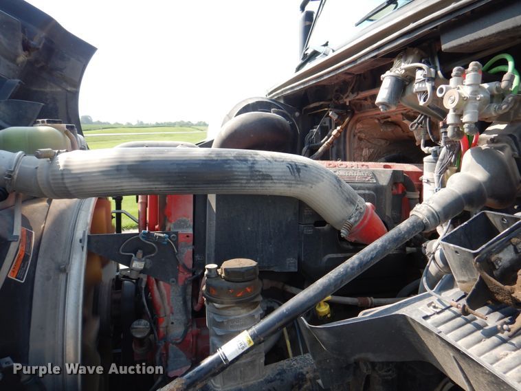 image for item KW9884 2002 Volvo VNL  semi truck