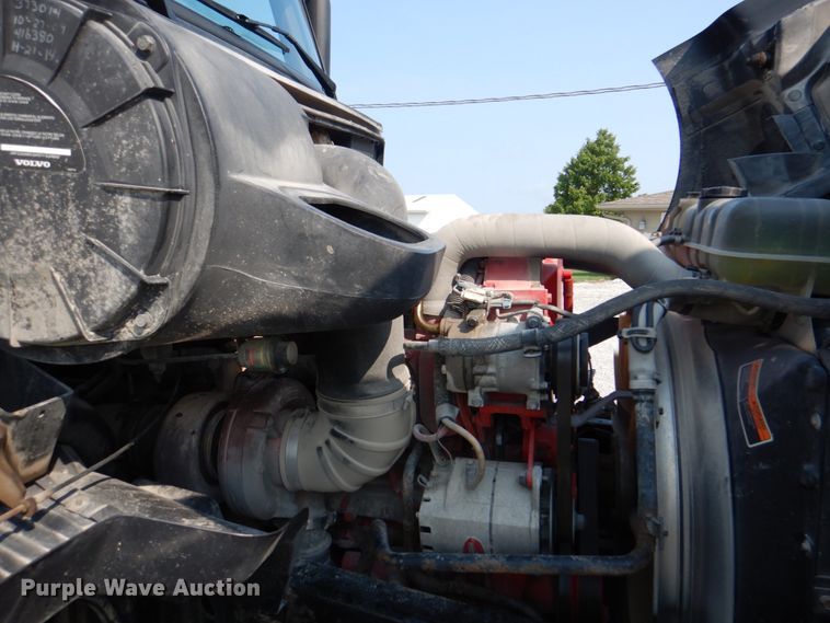 image for item KW9884 2002 Volvo VNL  semi truck