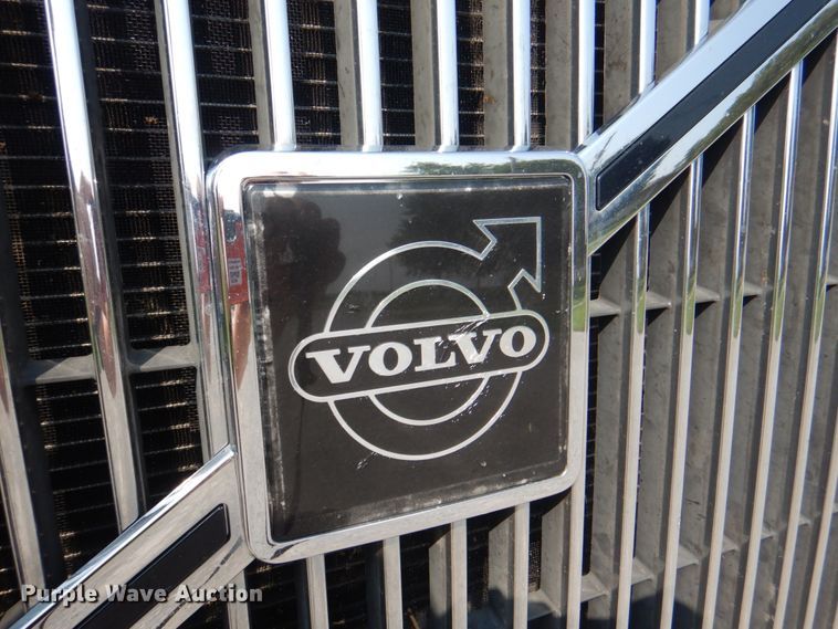 image for item KW9884 2002 Volvo VNL  semi truck