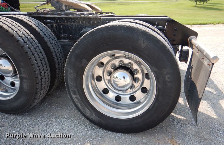 image for item KW9884 2002 Volvo VNL  semi truck