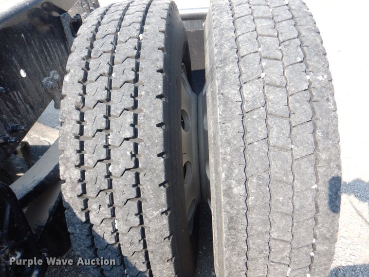 image for item KW9884 2002 Volvo VNL  semi truck