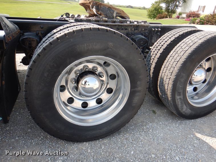 image for item KW9884 2002 Volvo VNL  semi truck