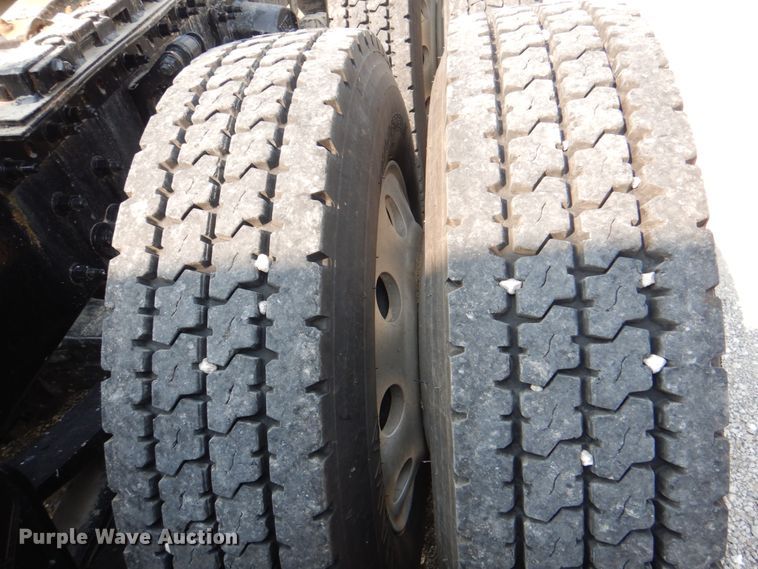 image for item KW9884 2002 Volvo VNL  semi truck