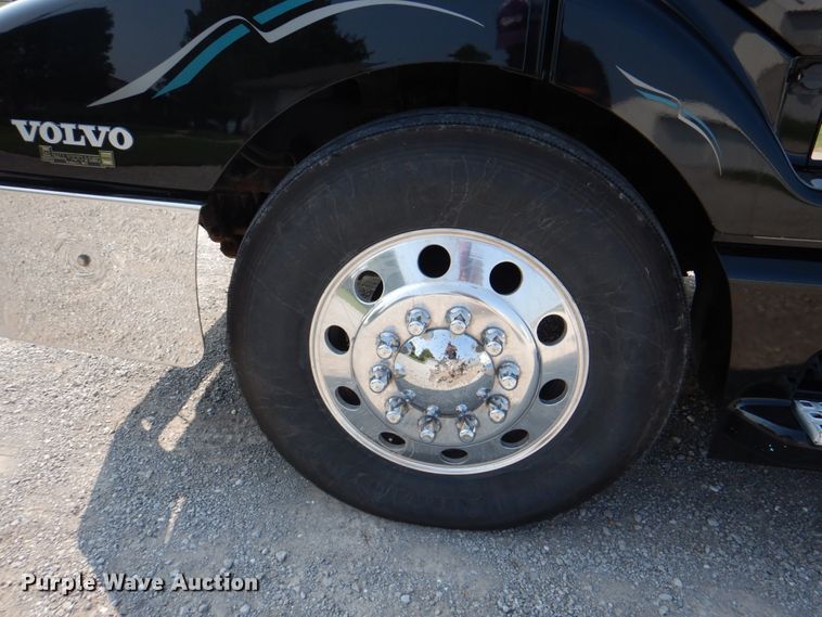 image for item KW9884 2002 Volvo VNL  semi truck