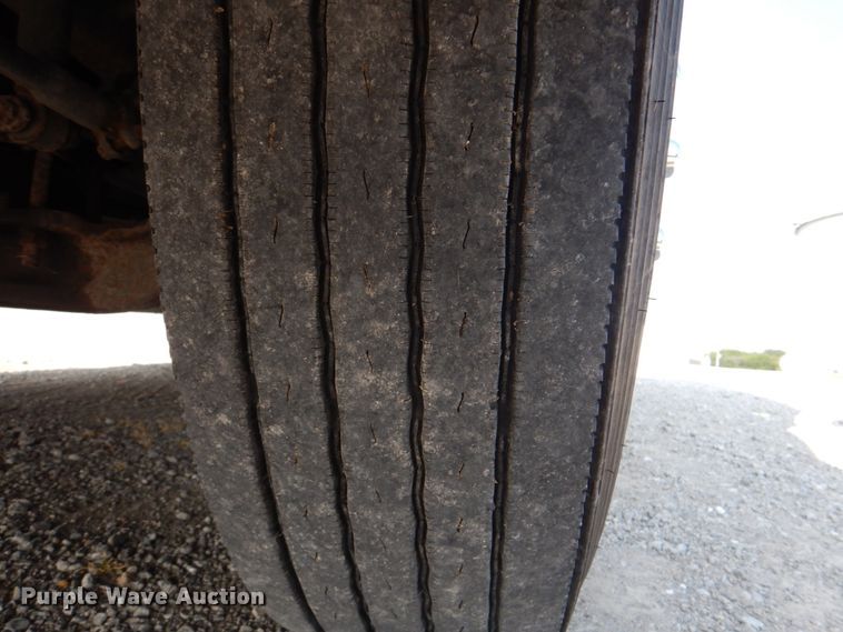 image for item KW9884 2002 Volvo VNL  semi truck