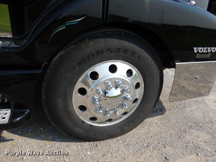 image for item KW9884 2002 Volvo VNL  semi truck