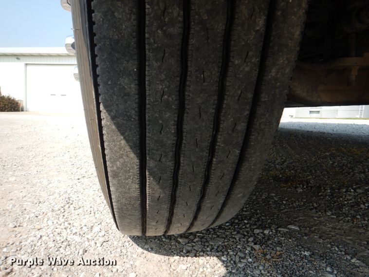 image for item KW9884 2002 Volvo VNL  semi truck